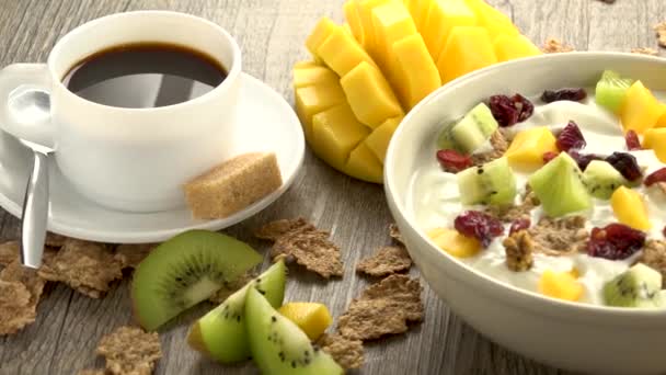 Weergave Van Heerlijk Ontbijt Met Fruit Yoghurt Met Cornflakes — Stockvideo