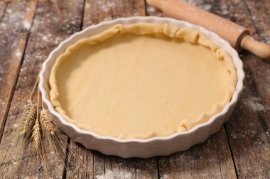 Ahşap masa üzerinde çiğ hamur pasta kalay ve oklava ile madde içinde Görünümü Kapat 