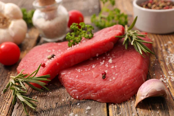 Rohes Rindfleisch Serviert Mit Kräutern Und Gewürzen Auf Holztisch — Stockfoto
