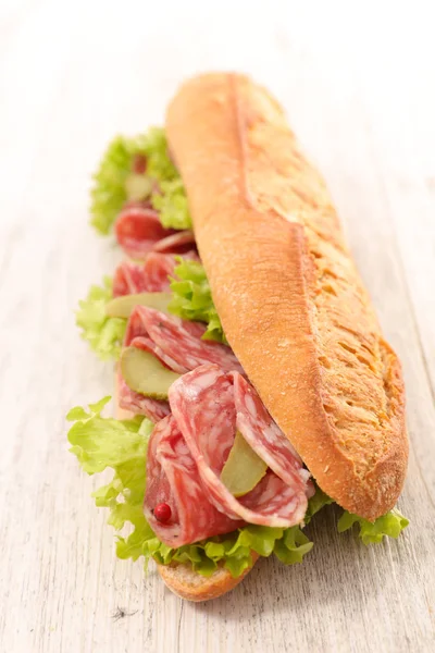 Weergave Van Sandwich Met Salami Salade Houten Achtergrond Sluiten — Stockfoto