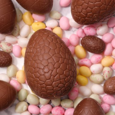 renkli şeker ile çikolata Paskalya yortusu yumurta