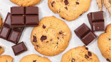 beyaz zemin üzerine lezzetli çikolatalı kurabiyeler