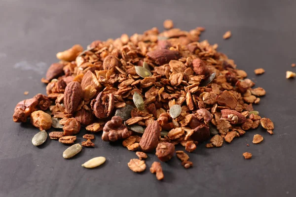 Koyu Ahşap Masa Üzerinde Yapımı Granola — Stok fotoğraf