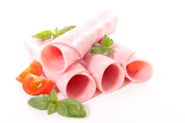 domates dilimleri ve fesleğen yaprakları ile taze jambon 