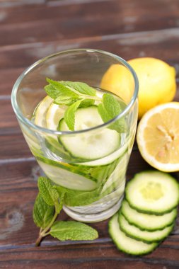 salatalık ve limon ve nane cam infüzyon su 