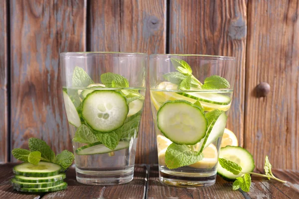 Wasser Mit Gurke Und Zitrone Und Minze Gläsern — Stockfoto