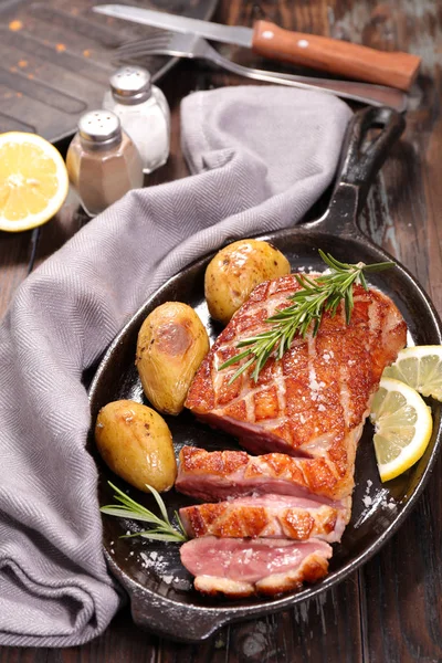 Canard Grillé Pommes Terre Dans Une Casserole Sur Une Table — Photo