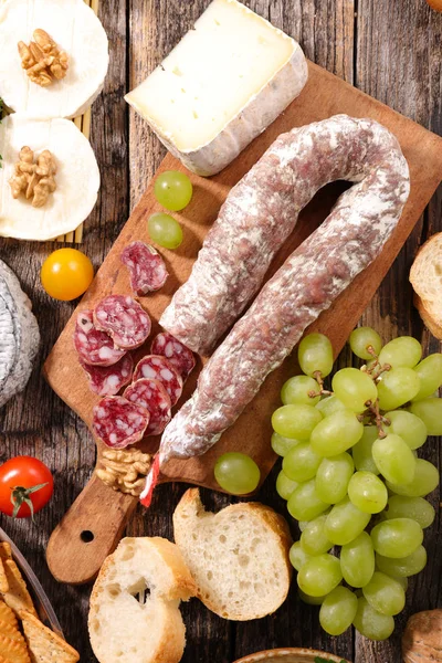 Tábua Corte Madeira Com Salame Queijo Com Uva Mesa — Fotografia de Stock