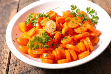 dilim kızarmış havuç ve maydanoz beyaz kase, yakın çekim 