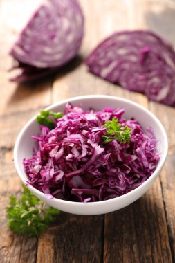 kırmızı lahana salatası beyaz kase, yakın çekim 