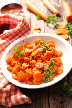 dilim kızarmış havuç ve maydanoz beyaz kase, yakın çekim 