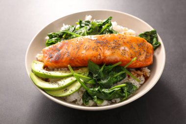 Somon fileto pirinç beyaz kase, avokado dilimleri ile yakın çekim 