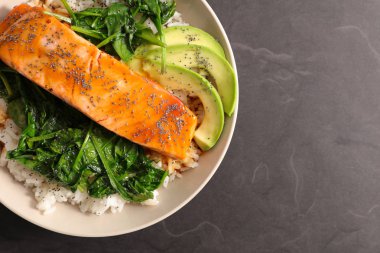 Somon fileto pirinç beyaz kase, avokado dilimleri ile yakın çekim 