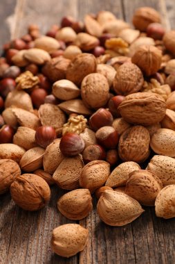 ahşap masa, Kuru fındık ürün yelpazesine yakın çekim 