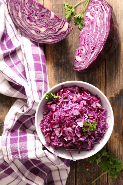 Salada Repolho Vermelho Tigela Branca Close — Fotografia de Stock