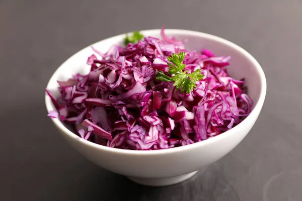 Rode Kool Salade Met Witte Kom Close — Stockfoto