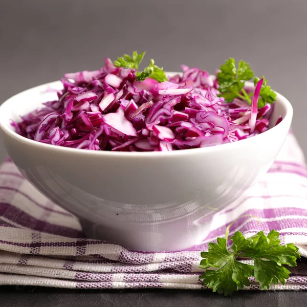 Salada Repolho Vermelho Tigela Branca Close — Fotografia de Stock