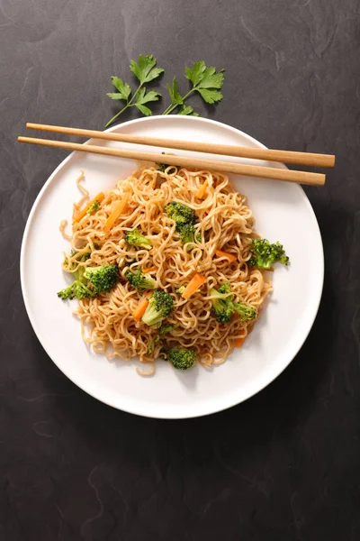 Τηγανισμένα Noodles Λαχανικά Και Chopsticks Άσπρο Πιάτο Γκρο Πλαν — Φωτογραφία Αρχείου