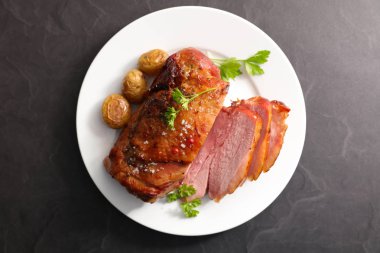 Domuz eti beyaz tabak içinde pişmiş Delicious 