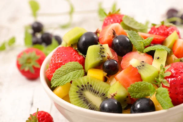 Tigela Deliciosa Salada Frutas Frescas Vista Perto — Fotografia de Stock