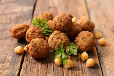 Falafel bakış ahşap masa üzerinde kapatın