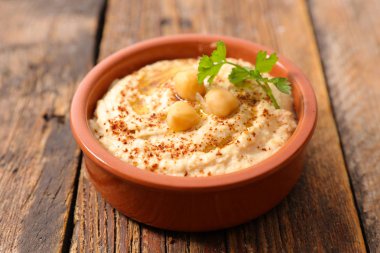 Humus kase görünümünü ahşap masa üzerinde kapatın