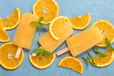 portakal dondurma mavi zemin üzerine taze portakal dilimleri ile