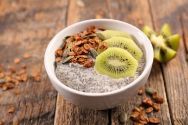 Chia puding kivi ve granola ahşap tablo 