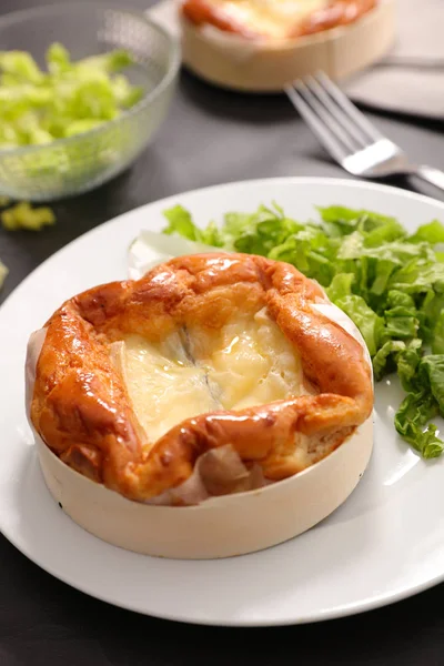 Bakad Camembert Och Sallad Vit Platta — Stockfoto