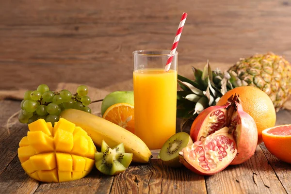 Jugo Fruta Fresca Frasco Vidrio Con Ingredientes —  Fotos de Stock