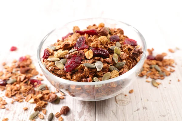 Granola Ahşap Masa Üzerinde Kurutulmuş Meyveleri Ile Kase — Stok fotoğraf