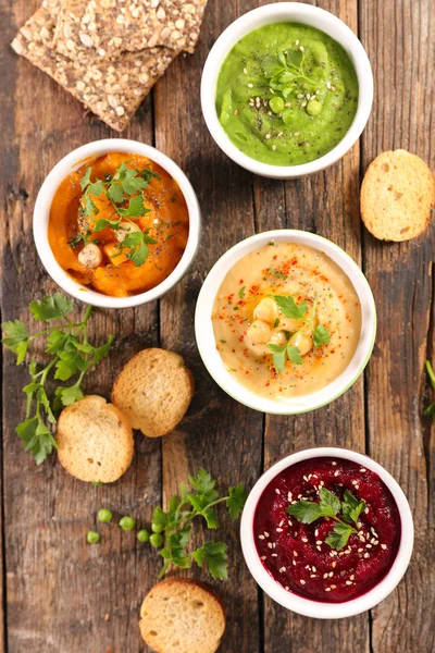 Hummus Trempettes Diféfrentes Dans Des Assiettes Sur Une Table Bois — Photo