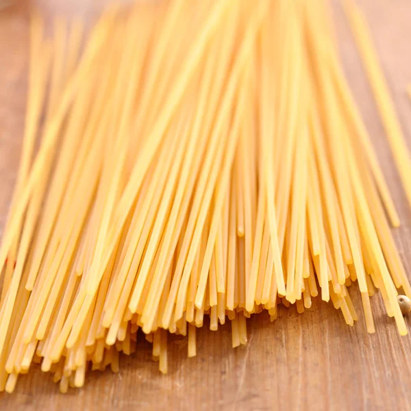 Nahaufnahme Roher Spaghetti Auf Holztisch — Stockfoto