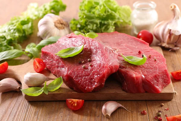 Carne Vermelha Crua Tábua Madeira — Fotografia de Stock