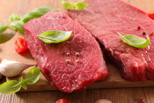 Carne Vermelha Crua Tábua Madeira — Fotografia de Stock