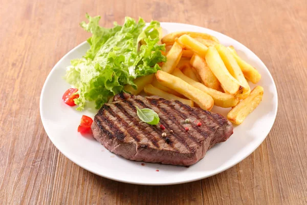 Läckert Grillat Kött Med Pommes Frites — Stockfoto