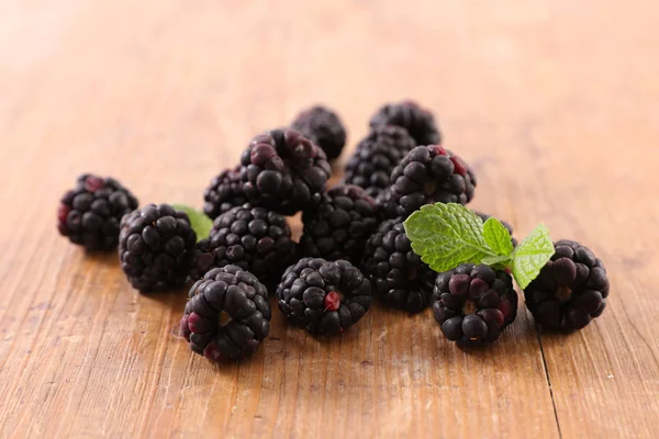 Verse Rijpe Bramen Houten Tafel — Stockfoto