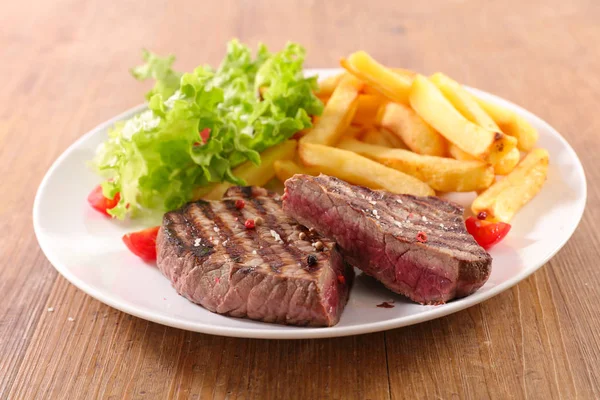 Deliciosa Carne Grelhada Com Batatas Fritas — Fotografia de Stock