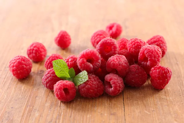 Vue Rapprochée Des Framboises Mûres Sur Table Bois — Photo