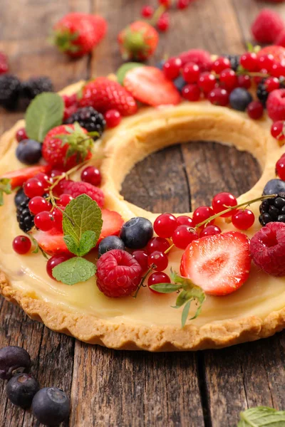 Ahşap Masa Üzerinde Krem Ile Lezzetli Berry Tart — Stok fotoğraf