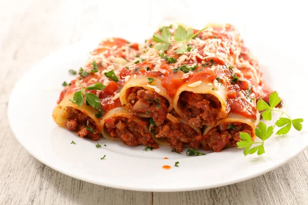 접시에 쇠고기와 토마토 소스와 Canneloni — 스톡 사진