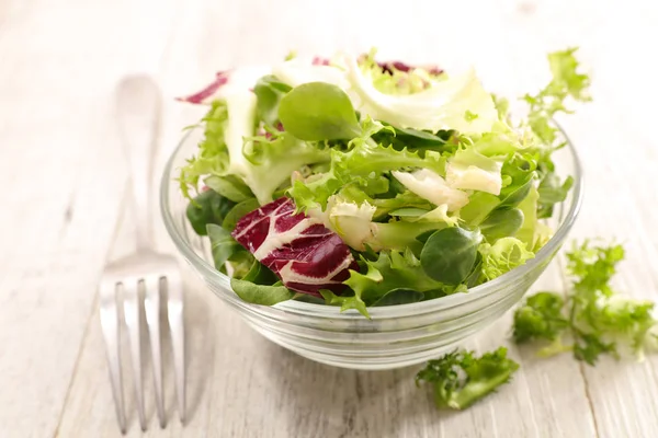 Frische Salatblätter Glasschale Auf Holztisch — Stockfoto