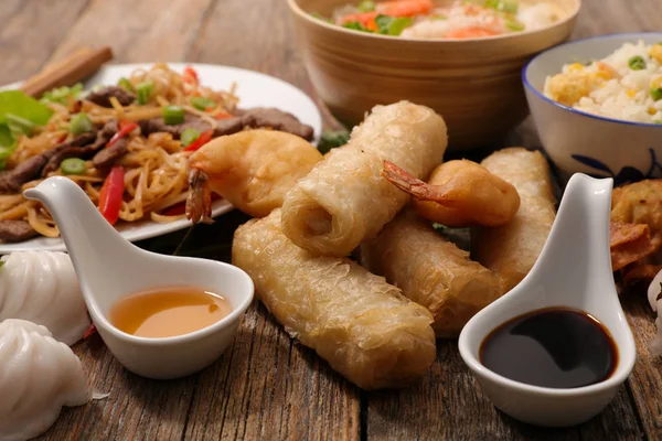 Délicieux Authentique Asiatique Nourriture Sur Table Bois — Photo