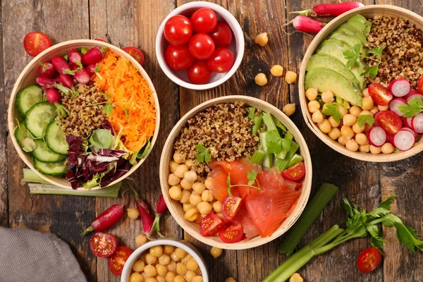 Kase wwooden tablo farklı sağlıklı yemekler ile 