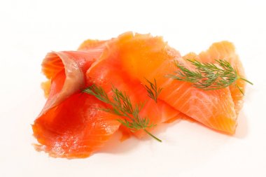 Beyaz zemin üzerine dereotu ile Somon fileto parçaları