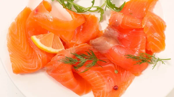 Beyaz tabak dereotu ile Somon fileto parçaları