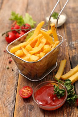 patates kızartması ve ketçap ahşap masa 
