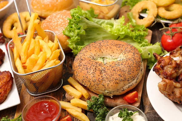 Verschillende Junkfood Woooden Tafel Amerikaans Voedsel — Stockfoto