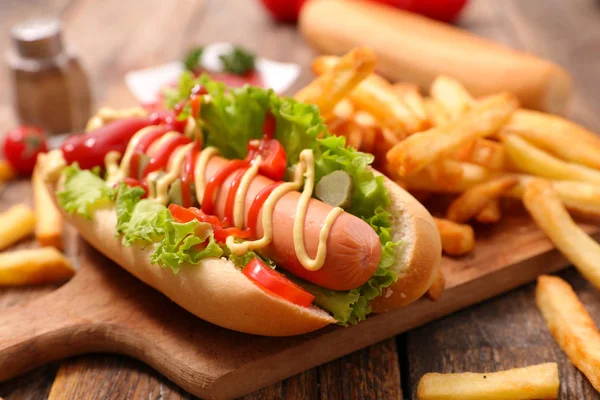 Λαχταριστό Hot Dog Τηγανητές Πατάτες Ξύλινη Σανίδα — Φωτογραφία Αρχείου