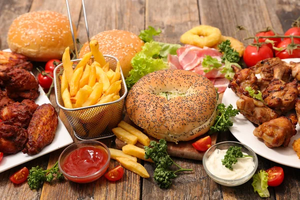 Verschiedenes Junk Food Auf Dem Holztisch Amerikanisches Essen — Stockfoto